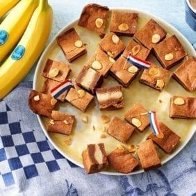 ¡Disfruta de las speculaas neerlandesas rellenas con banana Chiquita y pasta de almendra con almendras por encima!